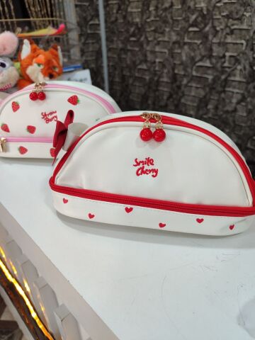 İKİ BÖLMELİ KALP & STRAWBERRY SÜSLEMELİ KALEMLİK