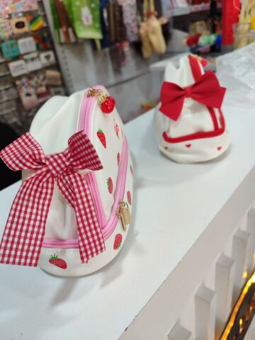 İKİ BÖLMELİ KALP & STRAWBERRY SÜSLEMELİ KALEMLİK