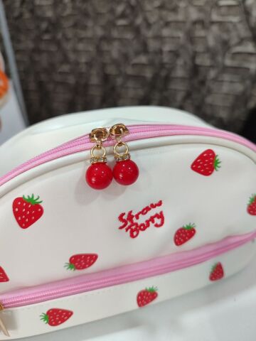 İKİ BÖLMELİ KALP & STRAWBERRY SÜSLEMELİ KALEMLİK